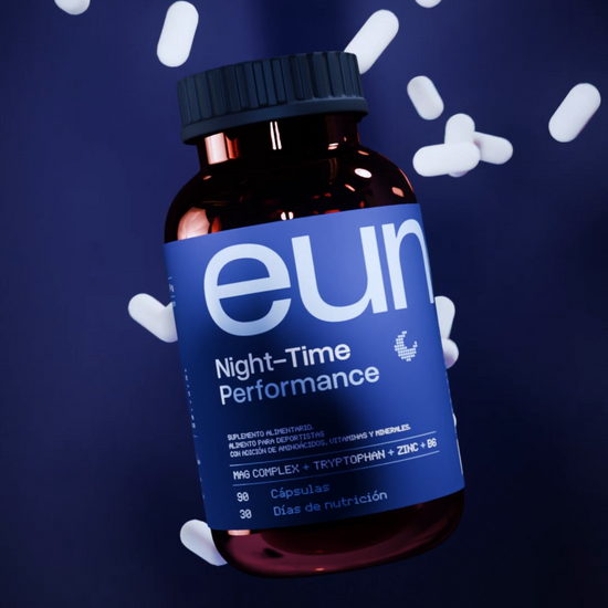 Video de presentación de Night-Time Performance de eunoé. Una animación 3D que revela la fórmula para un sueño de alto rendimiento, mostrando sus cápsulas en un movimiento hipnótico que simboliza la inducción a un descanso profundo y reparador.