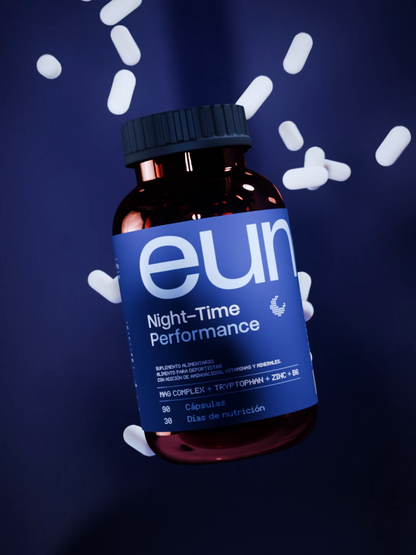 Video de presentación de Night-Time Performance de eunoé. Una animación 3D que revela la fórmula para un sueño de alto rendimiento, mostrando sus cápsulas en un movimiento hipnótico que simboliza la inducción a un descanso profundo y reparador.