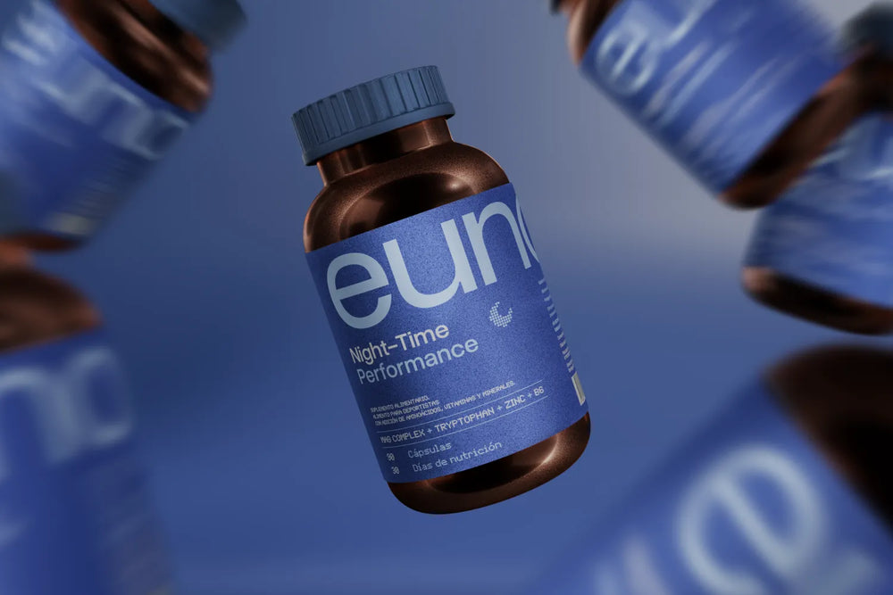 Frasco del suplemento Night Time Performance de eunoé reposando sobre una superficie de piedra, diseñado para optimizar el descanso y la recuperación.